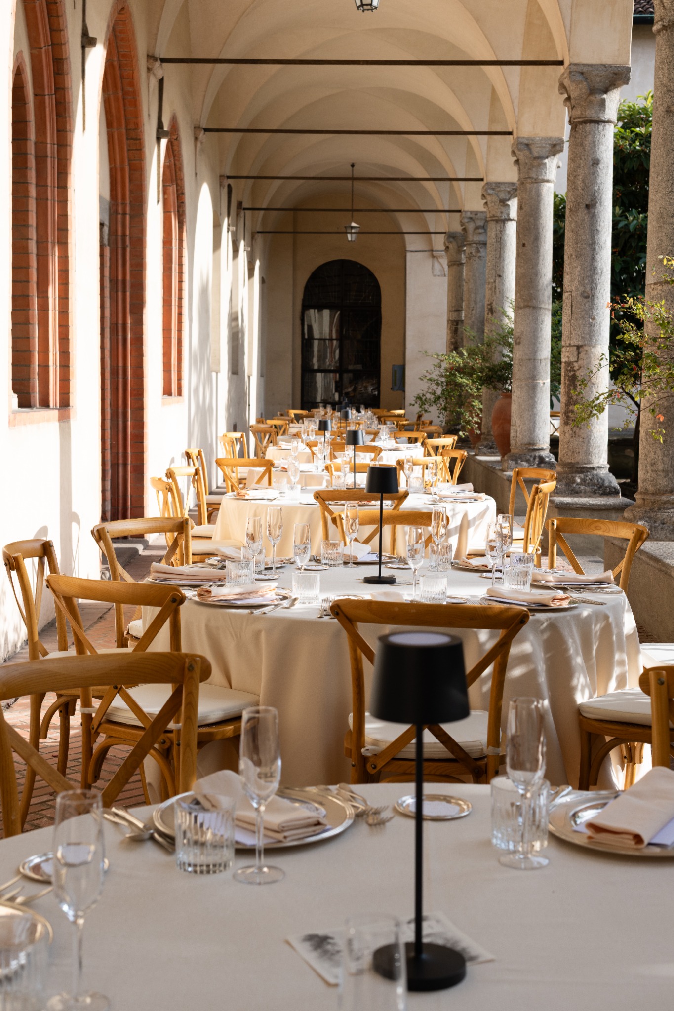 Catering Tavolo Unico - evento in chiostro